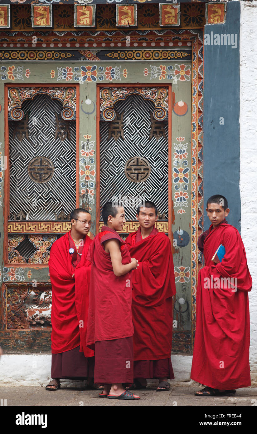 Moines en face de l'Punakha Dzong, forteresse monastère bouddhiste, district de Punakha, Bhoutan Banque D'Images