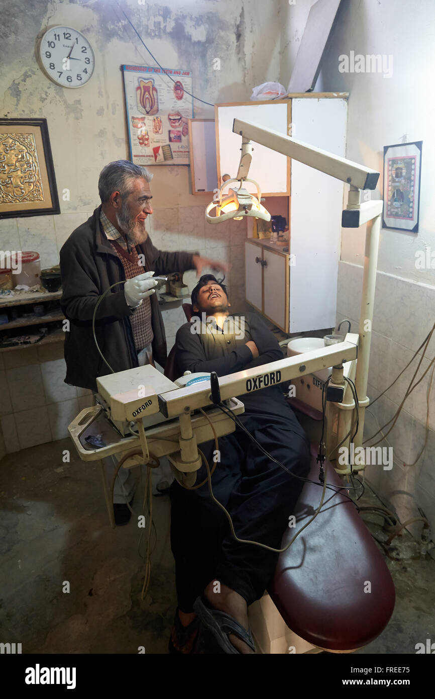 Patient au dentiste, cabinet dentaire, Rawalpindi, Pakistan Banque D'Images