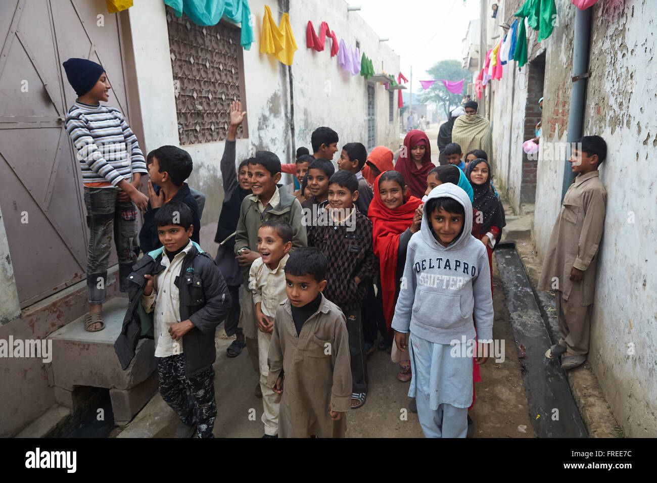 Les enfants dans la rue, Mahey, Pakistan Banque D'Images