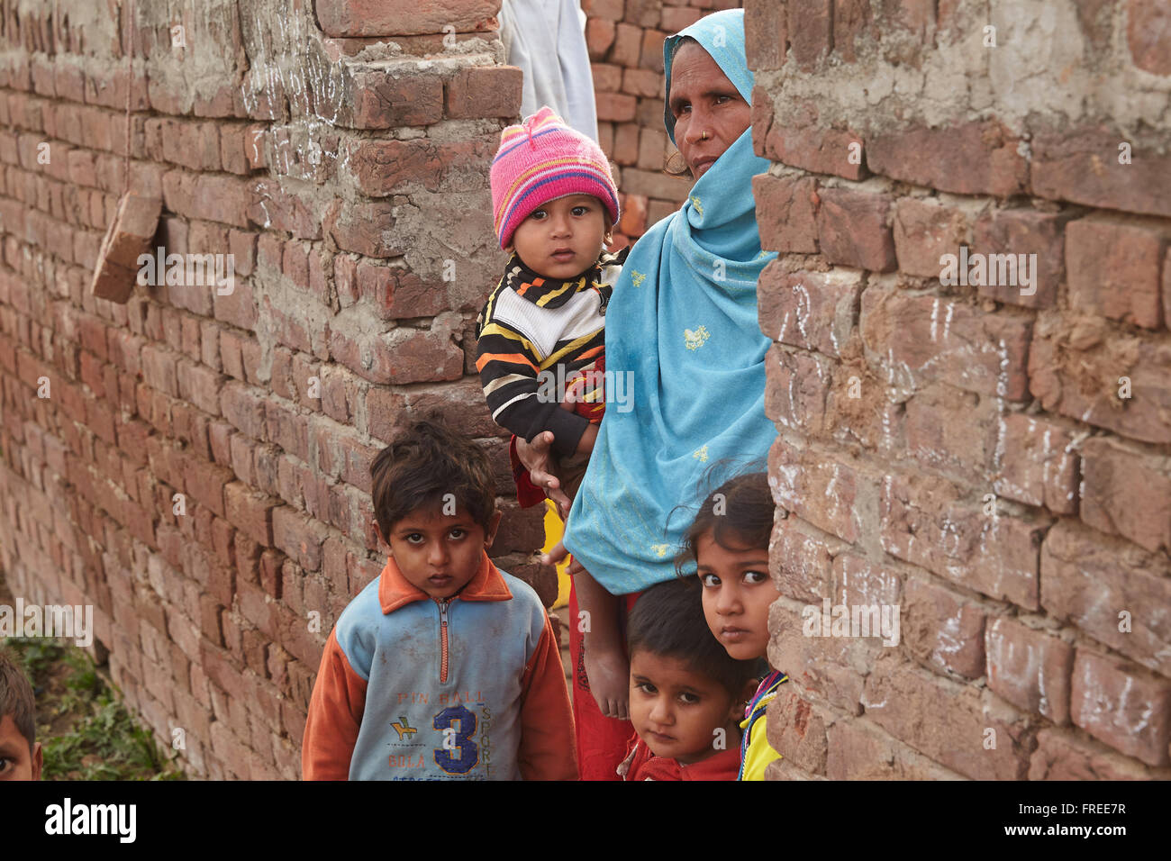 Mère avec des enfants vivant dans une briqueterie, Mahey, Pakistan Banque D'Images