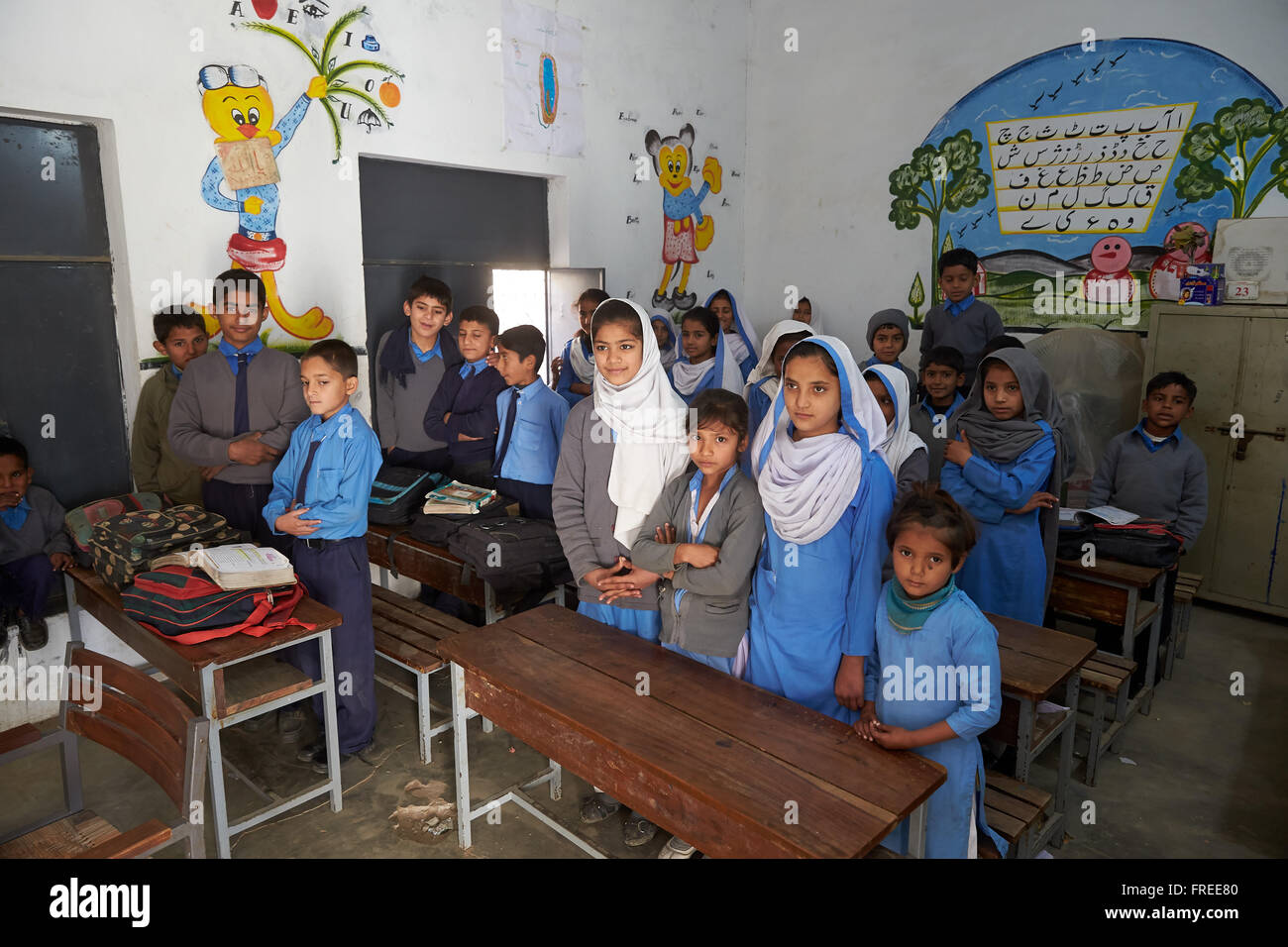 Classe de l'école dans une école primaire, Mahey, Pakistan Banque D'Images