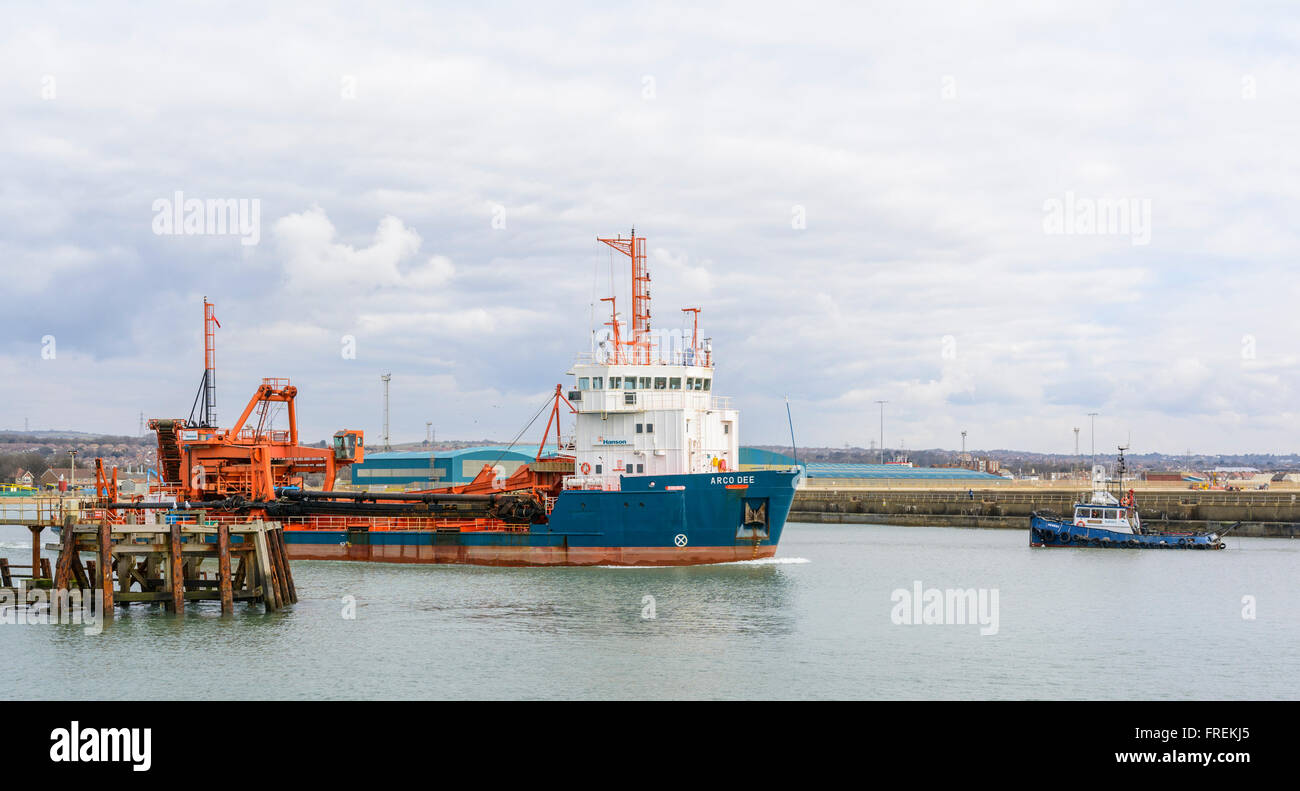 Arco Dee, une suceuse de bateau, de quitter le port à Shoreham-by-Sea dans le West Sussex, Angleterre, Royaume-Uni. Banque D'Images