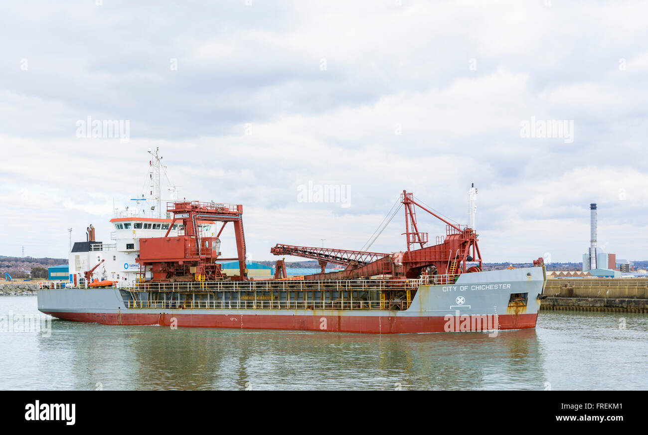 Ville de Chichester de bateau, une trémie drague, l'OMI 9141766, départ du port à la mer à Shoreham-by-Sea, West Sussex, Angleterre, Royaume-Uni. Banque D'Images