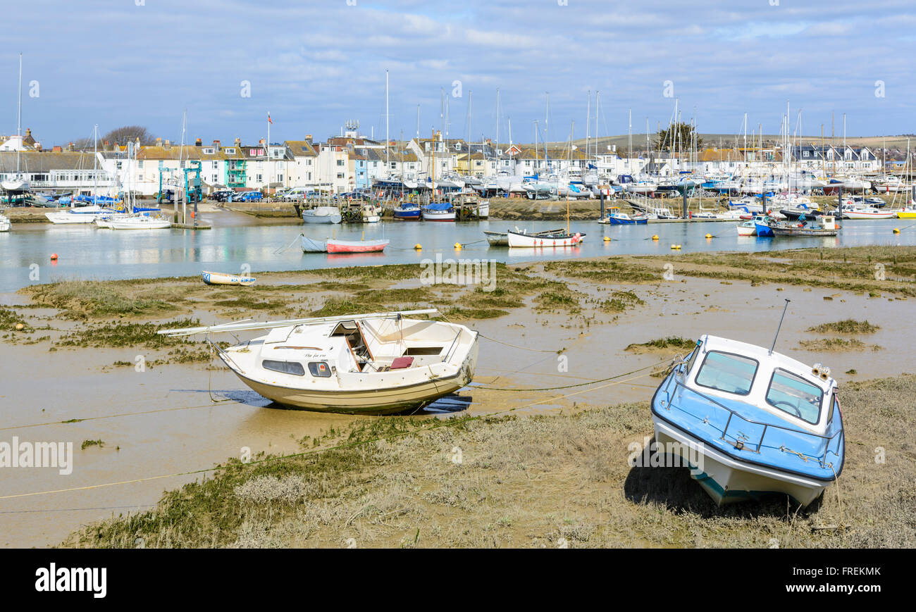 Bateaux sur la rivière Adur à marée basse à Shoreham par mer, West Sussex, Angleterre, Royaume-Uni. Banque D'Images