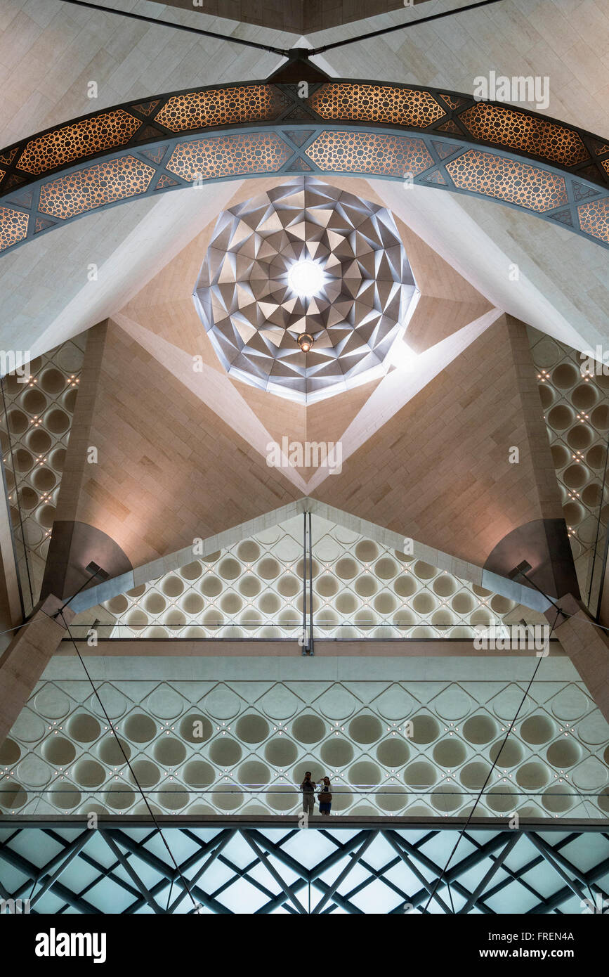 Vue de l'intérieur de détails architecturaux de toit, au Musée d'Art islamique de Doha au Qatar Banque D'Images