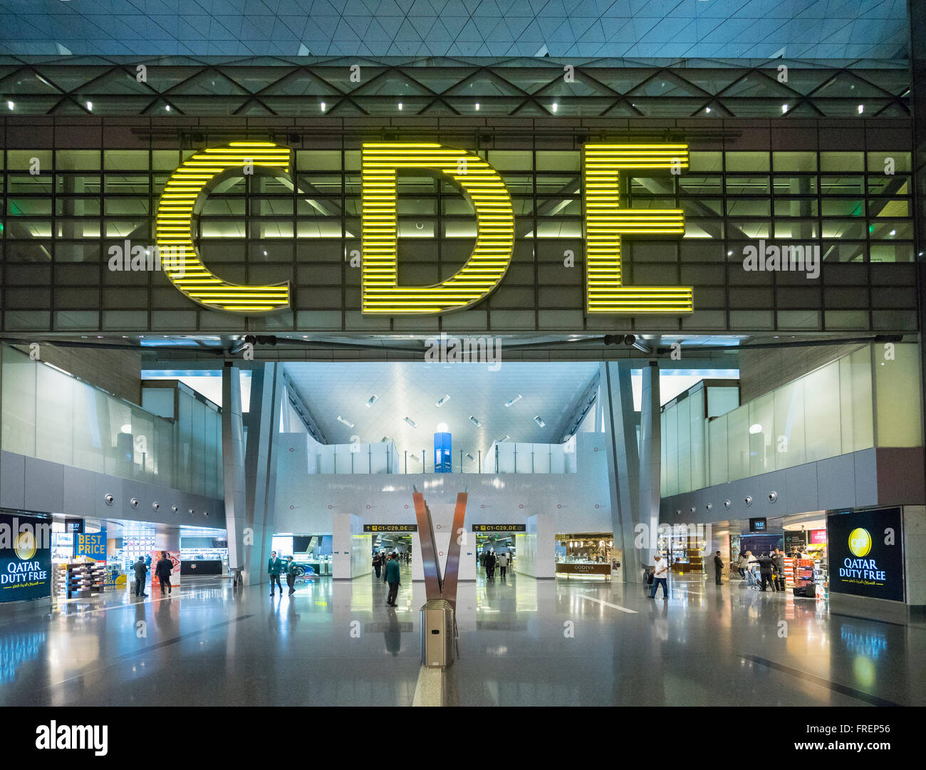 Intérieur de l'aérogare moderne à l'Aéroport International Hamad ...