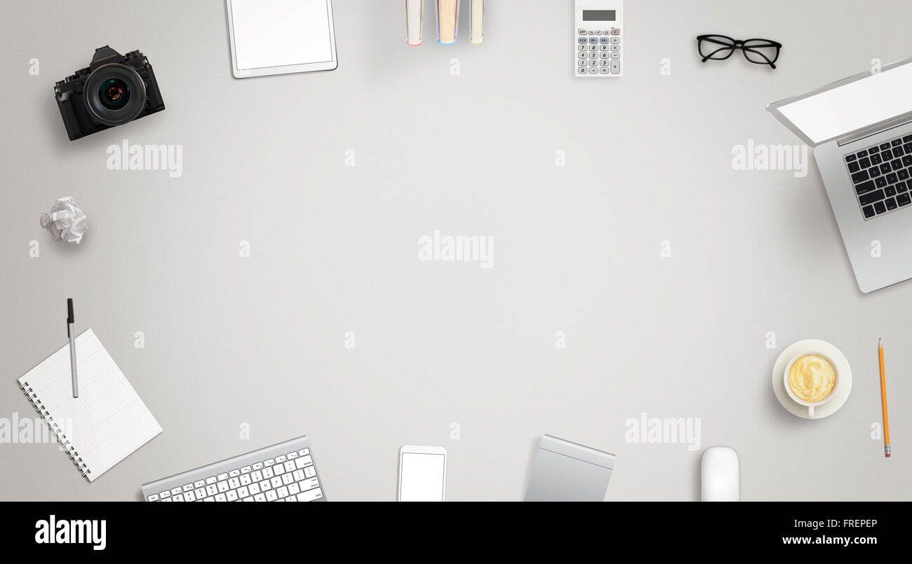 Bureau de travail avec espace libre pour le texte entouré avec beaucoup d'accessoires de bureau. Il y a un ordinateur portable, tablette, téléphone, appareil photo, casque, Banque D'Images