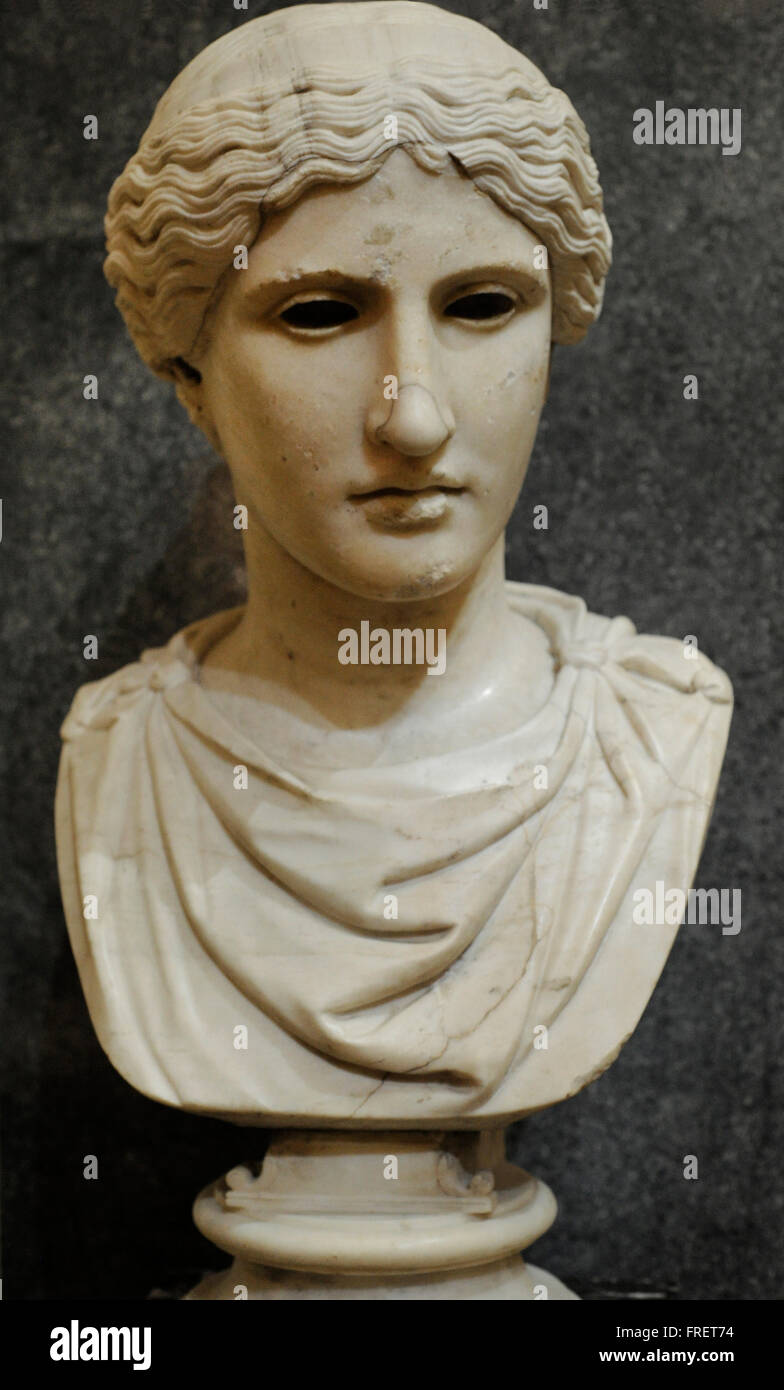 Chef d'un Goddes. En. Travail de Romain. Début 1re ch. AD. Après l'original grec de la C.-B. 420. Les yeux étaient faits de pierres précieuses ou en verre plaste. Le Musée de l'Ermitage. Saint Petersburg. La Russie. Banque D'Images