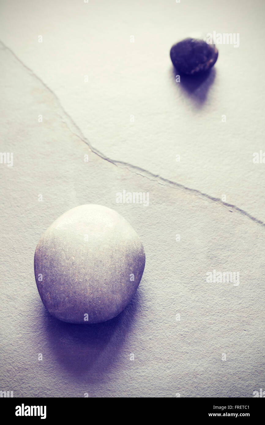 Des pierres aux tons Vintage sur une ardoise fissurée, abstract natural background. Banque D'Images