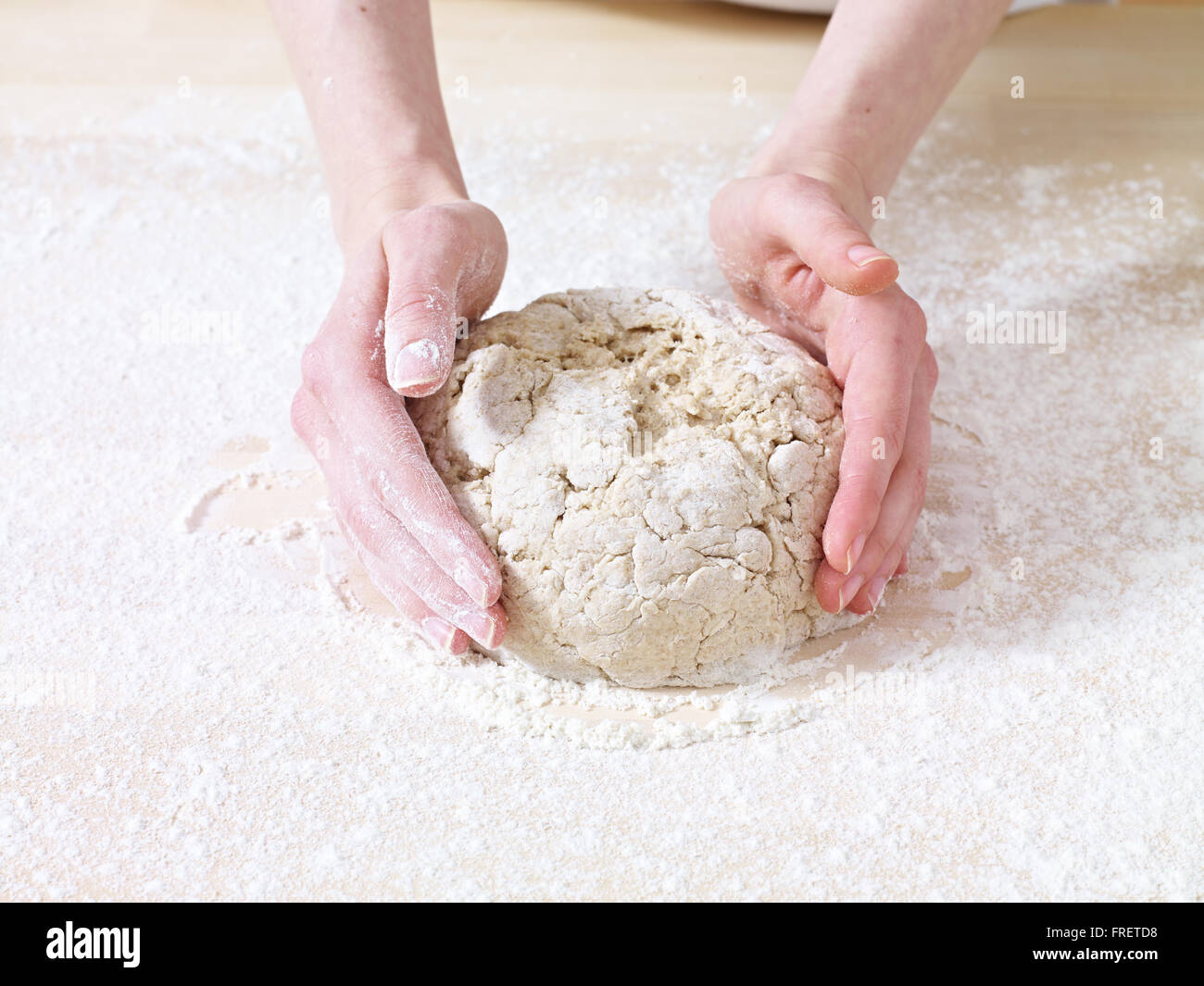 Façonner la pâte à pain de soude en pain rond Banque D'Images