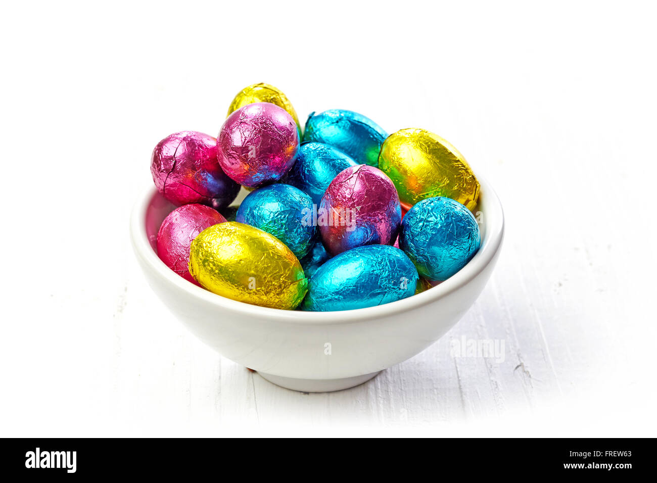 Des oeufs en chocolat bol sur table en bois Banque D'Images