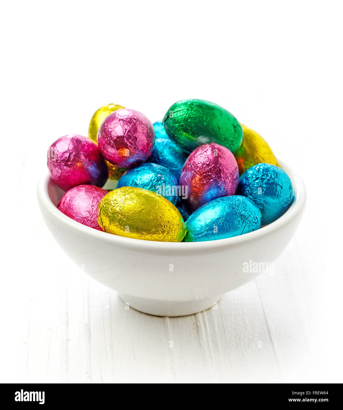 Des oeufs en chocolat bol sur table en bois Banque D'Images