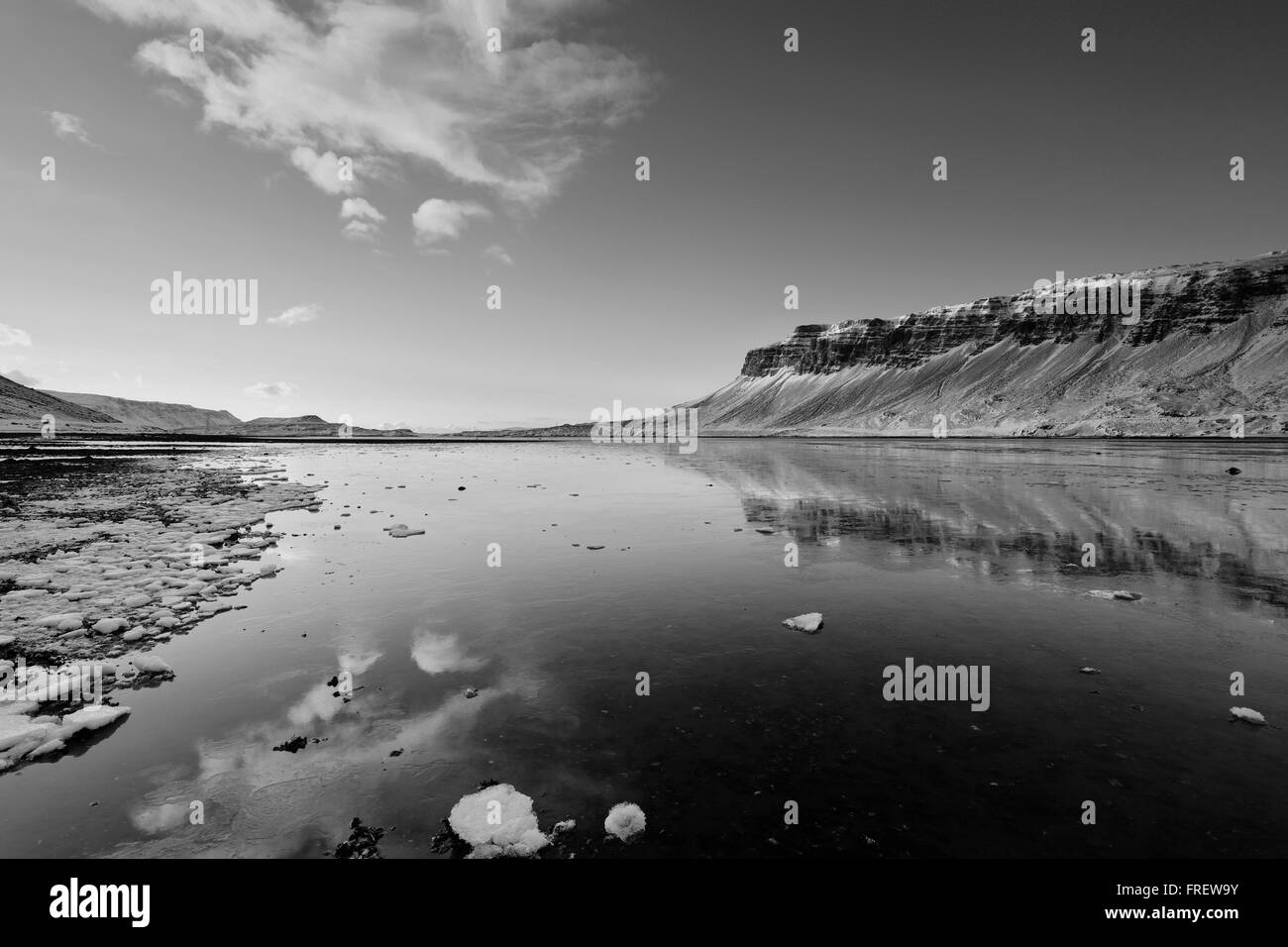 Le lever du soleil sur le Fjord Hvalfjördur congelés, de la capitale nationale, de la côte ouest, l'Islande, Hvalfjördur (fjord des baleines) Banque D'Images