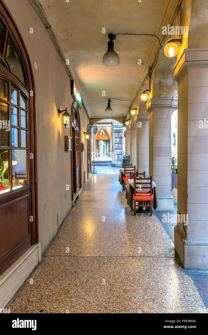 La vue quotidienne de passage de Bologne avec reataurant tables. Banque D'Images