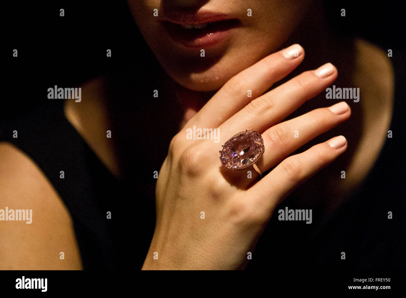 'L'Étoile Rose', les plus précieuses au monde diamond jamais d'être mis aux enchères. La 59,6 carats a été vendu chez Sotheby's pour $83M Banque D'Images