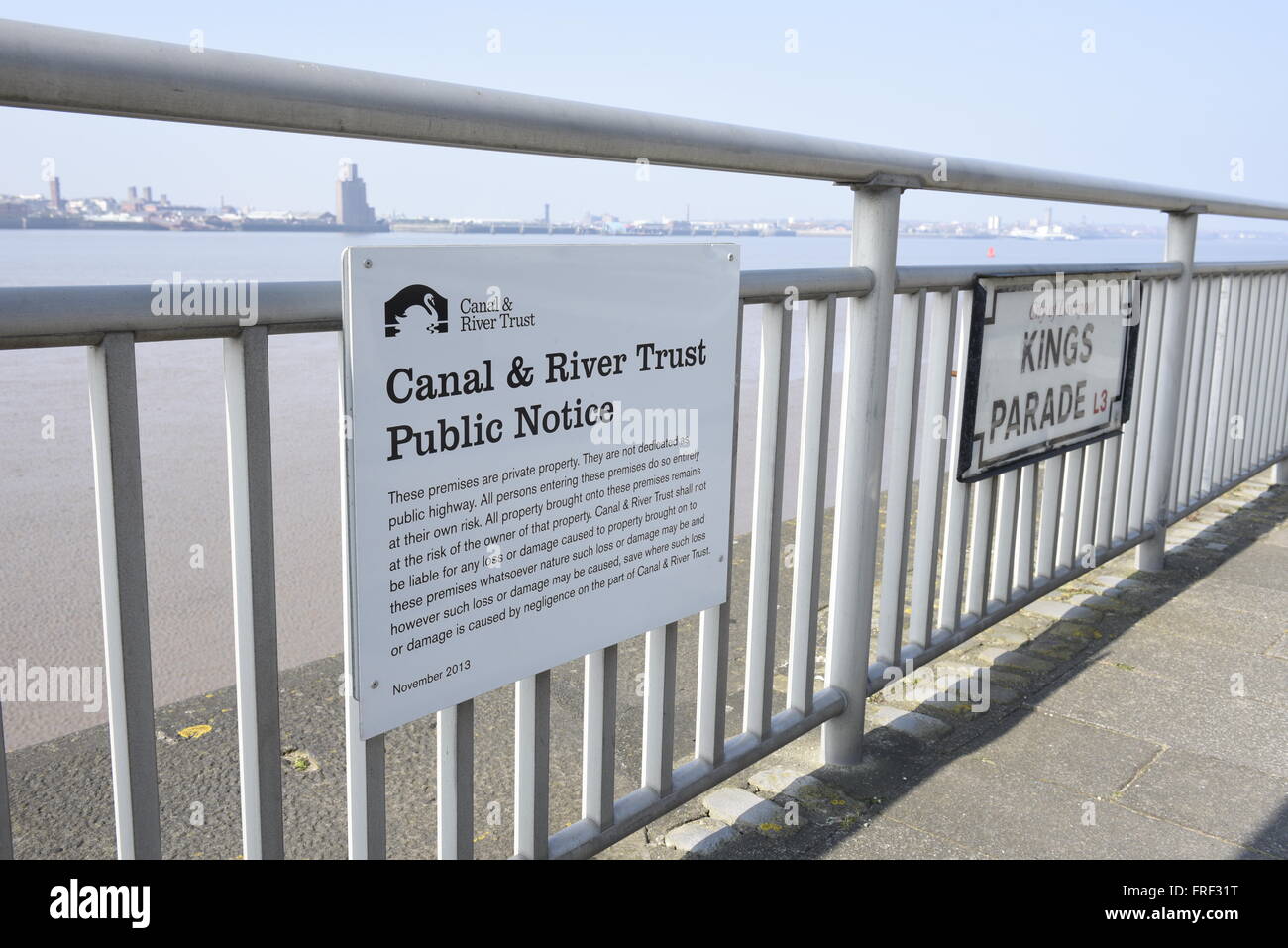 Canal and River Trust Avis Public, jointe à des garde-corps sur Kings Parade par la rivière Mersey, dans le centre de Liverpool, Angleterre, Royaume-Uni Banque D'Images