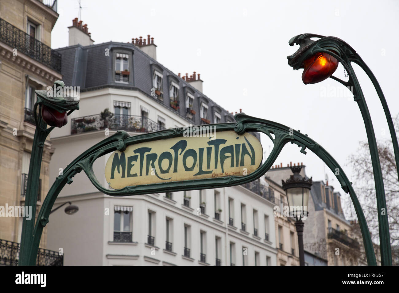 Métro Art Déco sign in Paris France en hiver Banque D'Images