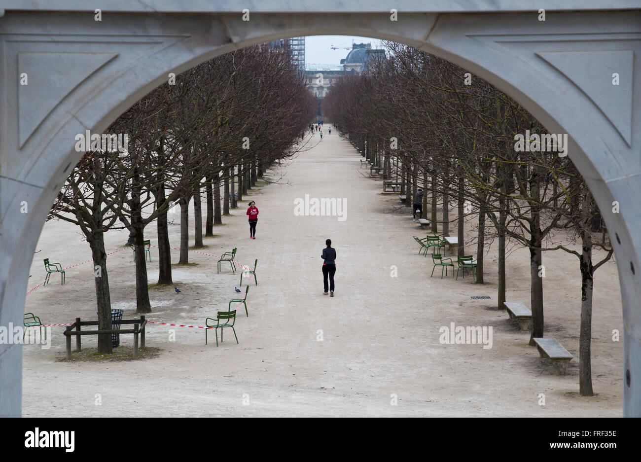 Jogger dans un jardin des Tuileries à Paris France en hiver Banque D'Images