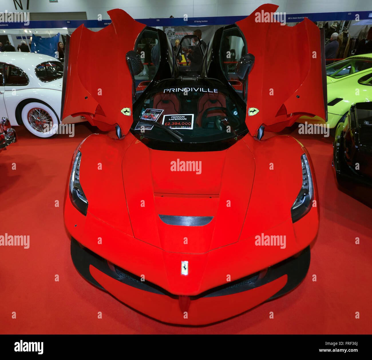 Vue avant d'une Ferrari LaFerrari, (F150), une production limitée hybride de voiture de sport en exposition statique à la London Classic 2016 Banque D'Images
