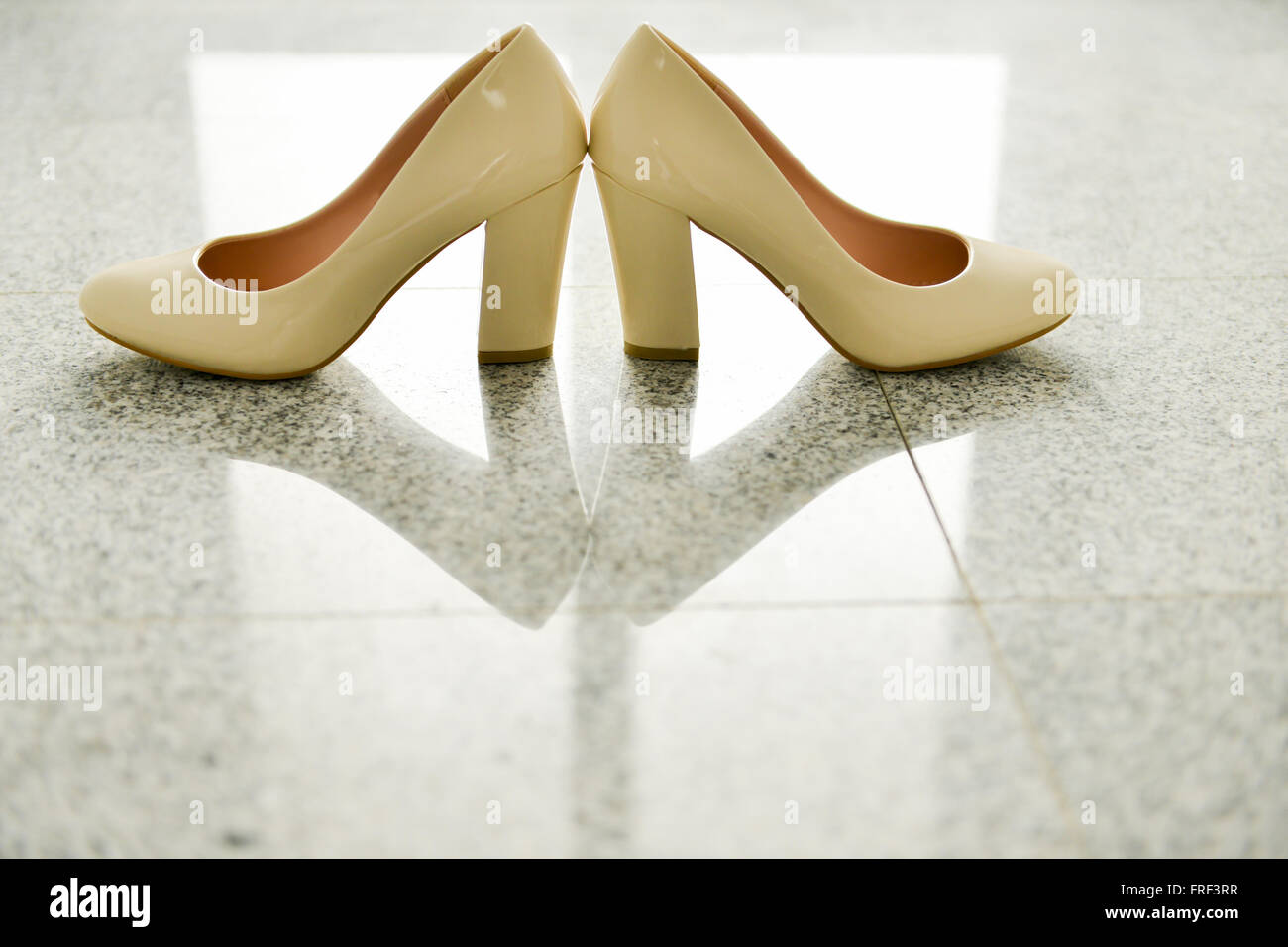 Chaussures de mariée blanche de lumière naturelle Banque D'Images