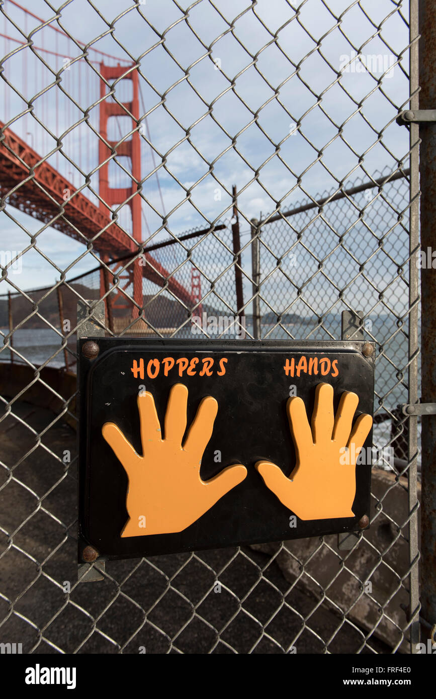 Les bennes se placent au bout de la route au pied du Golden Gate Bridge, à San Francisco, où les coureurs touchent la clôture avant de tourner. Banque D'Images