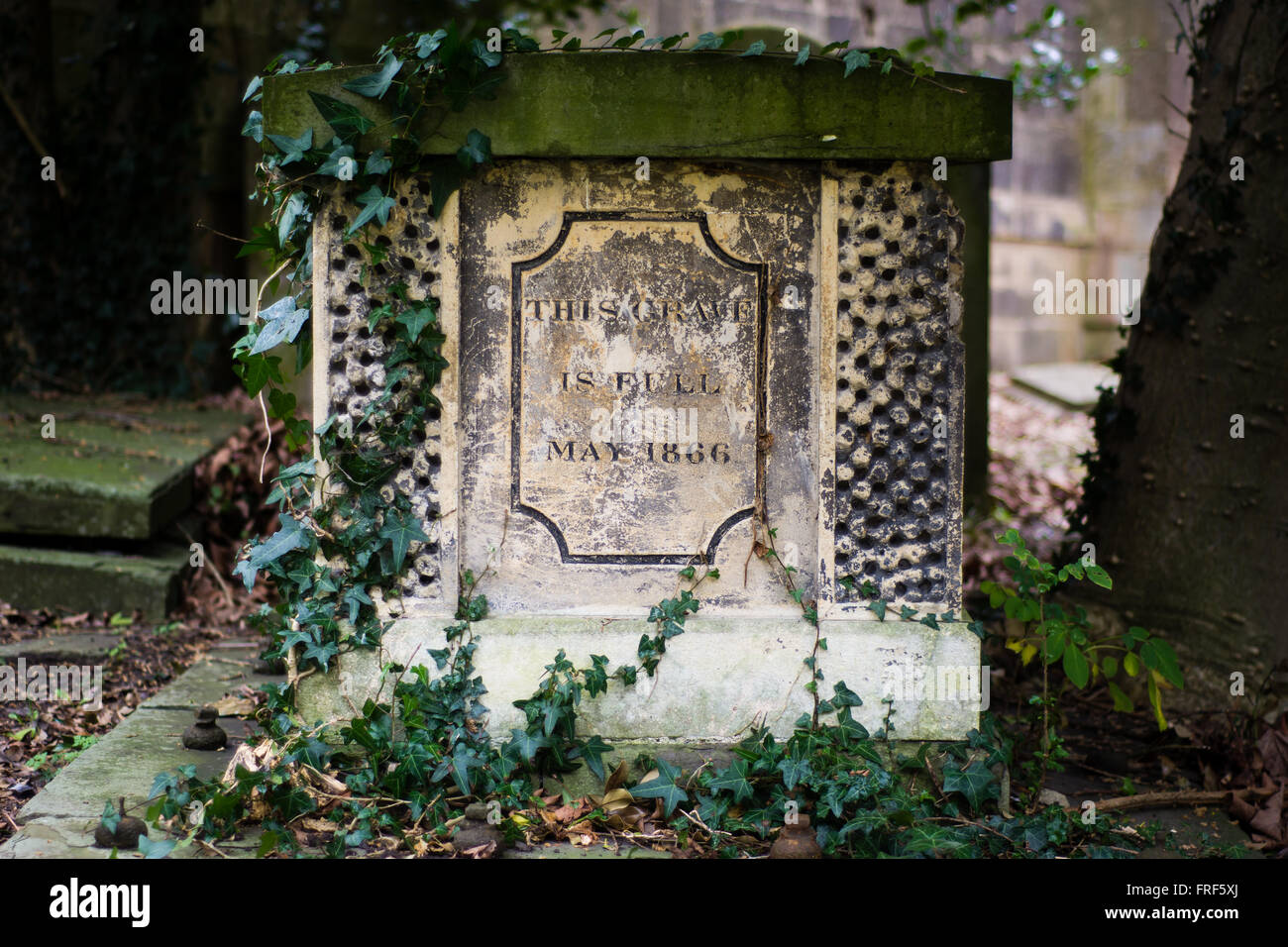 Cette grave 'Plein' inscrit sur un tombeau. Formulation inhabituelle sur le côté d'une tombe, écrit en 1866, dans un cimetière britannique Banque D'Images