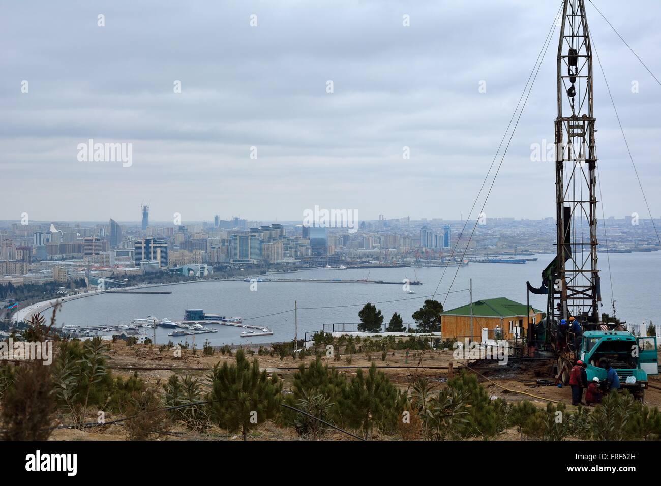 Plate-forme de forage à Bakou, capitale de l'Azerbaïdjan, avec vue sur la ville et Mer Caspienne. L'extraction du pétrole près du centre Banque D'Images