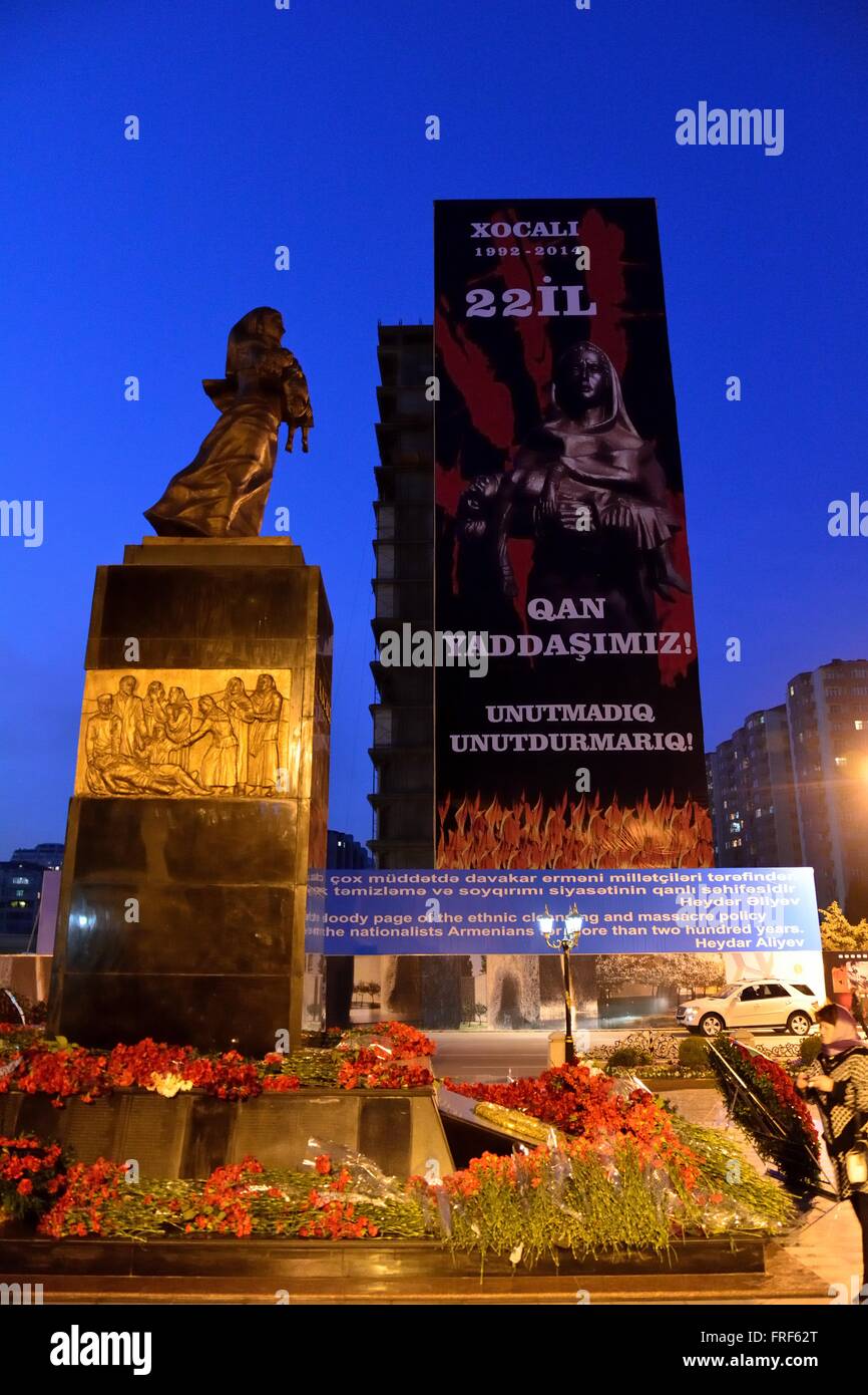 BAKU, Azerbaïdjan - 26 FEB 2014 monument de Khojaly et bannière sur anniversaire du massacre, à Bakou, capitale de l'Azerbaïdjan Banque D'Images