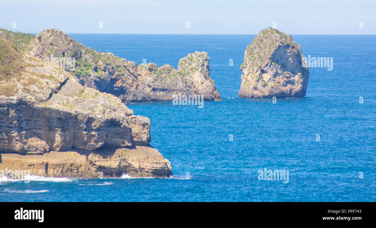 Cliff dans la station balnéaire de Llanes, Espagne Banque D'Images