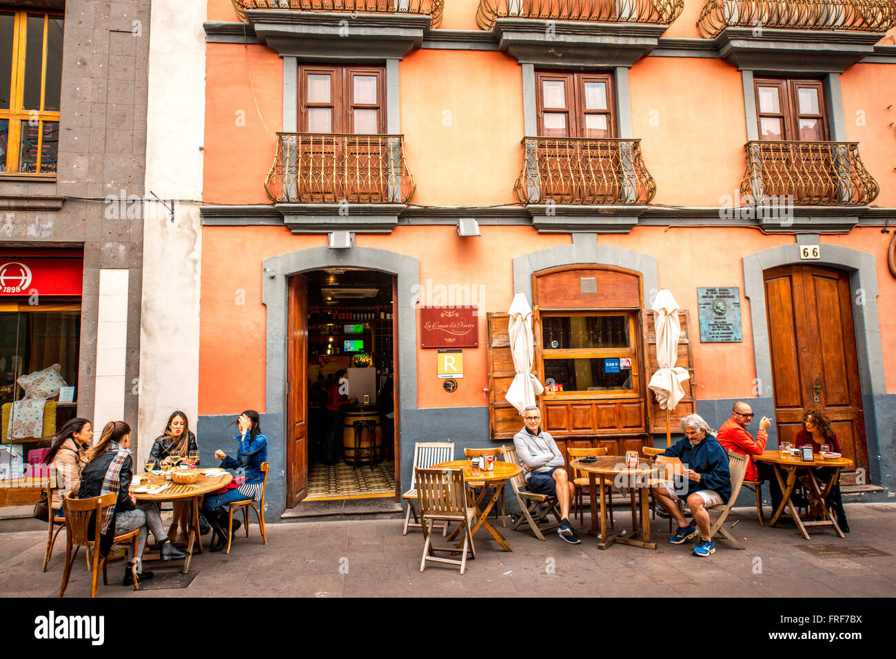 LA LAGUNA, TENERIFE island, Spain - le 26 décembre 2015 : des gens assis dans la Casa de restaurant Oscar à l'extérieur dans la ville de La Laguna Banque D'Images