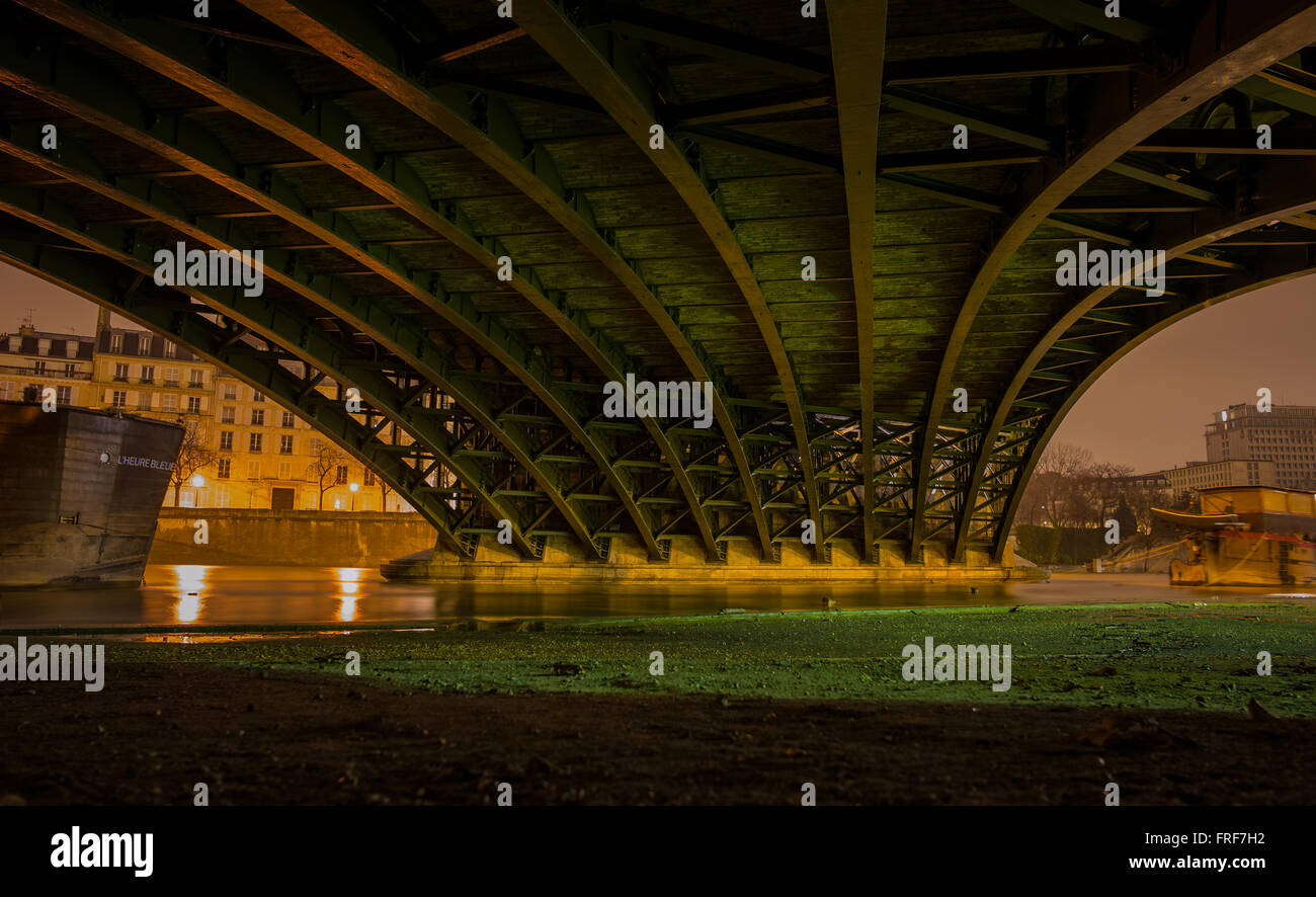 Ponts de paris - 01/01/2013 - - Le pont de Sully dans les premières heures - Sylvain Leser / Le Pictorium Banque D'Images