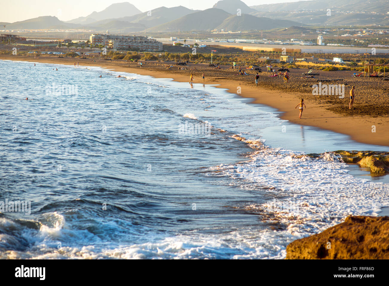 EL Medano, TENERIFE island, Spain - 30 décembre 2015 : El Medano beach avec des personnes reposant sur le coucher du soleil sur l'île de Ténérife à l'al. Banque D'Images