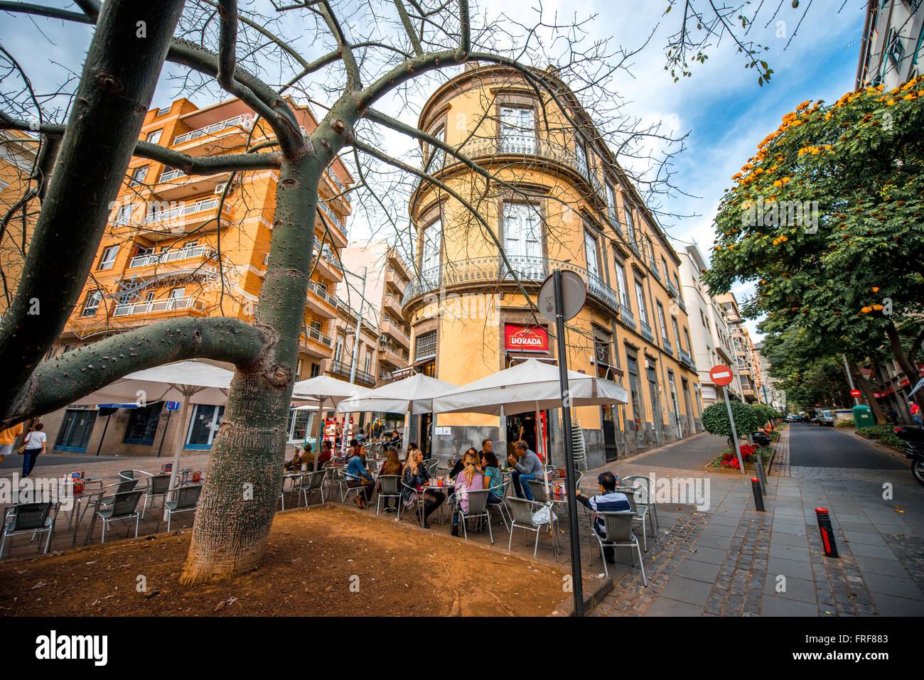 L'île de Santa Cruz de Ténérife, Espagne - le 26 décembre 2015 : la rue bondée de restaurants et cafés à Santa Cruz la capitale de T Banque D'Images