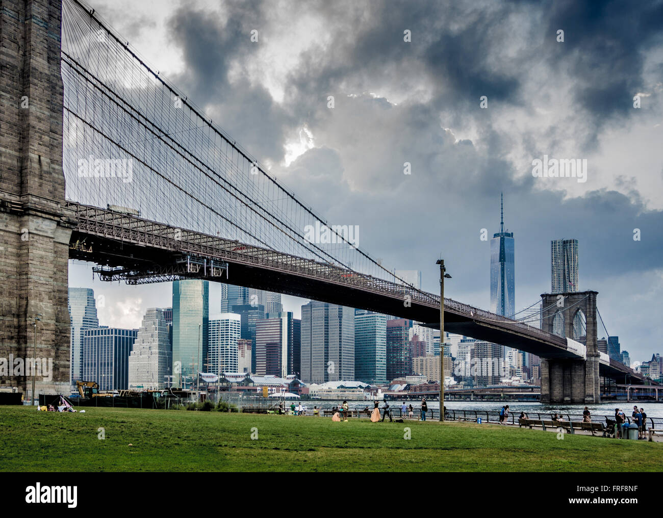 Manhattan skyline avec pont de Brooklyn et Park, New York, USA. Banque D'Images