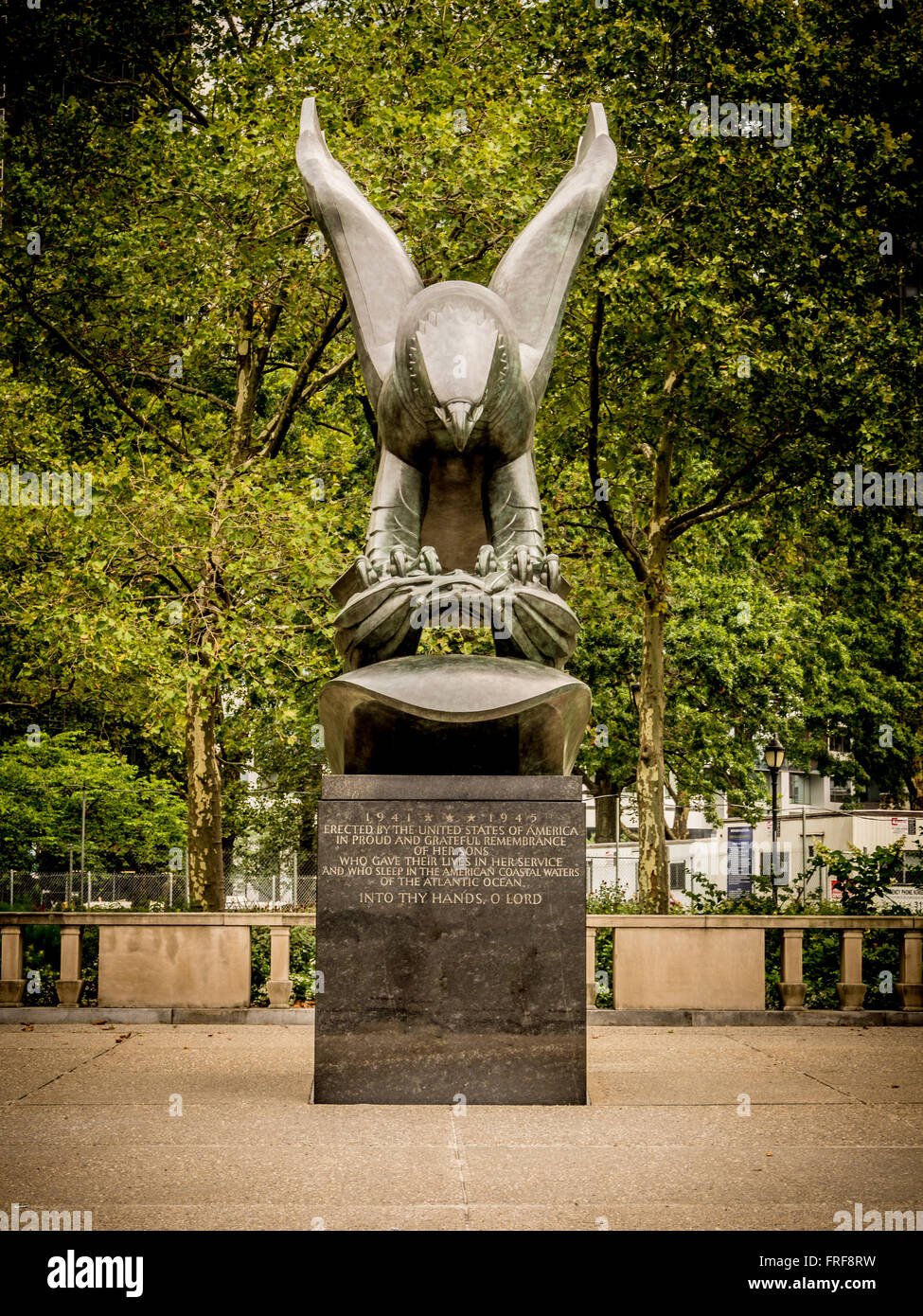 Mémorial de guerre de la côte est, Battery Park, New York City, USA. Conçu par l'entreprise d'architecture Gehron & Seltzer. Eagle statue par Albi Banque D'Images