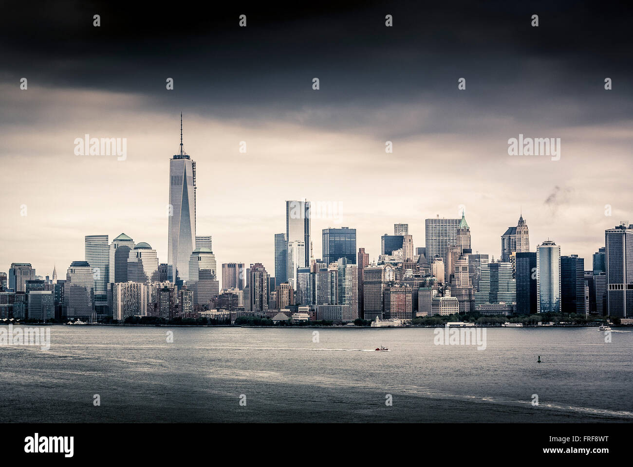 Lower Manhattan skyline vue à partir de la partie supérieure de la baie, le port de New York, USA. Banque D'Images