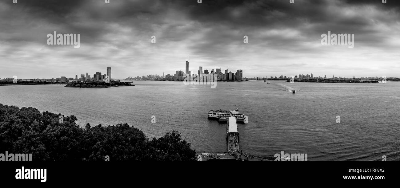 Voir retour vers le sud de Manhattan à partir de Liberty Island, New York, USA. Banque D'Images