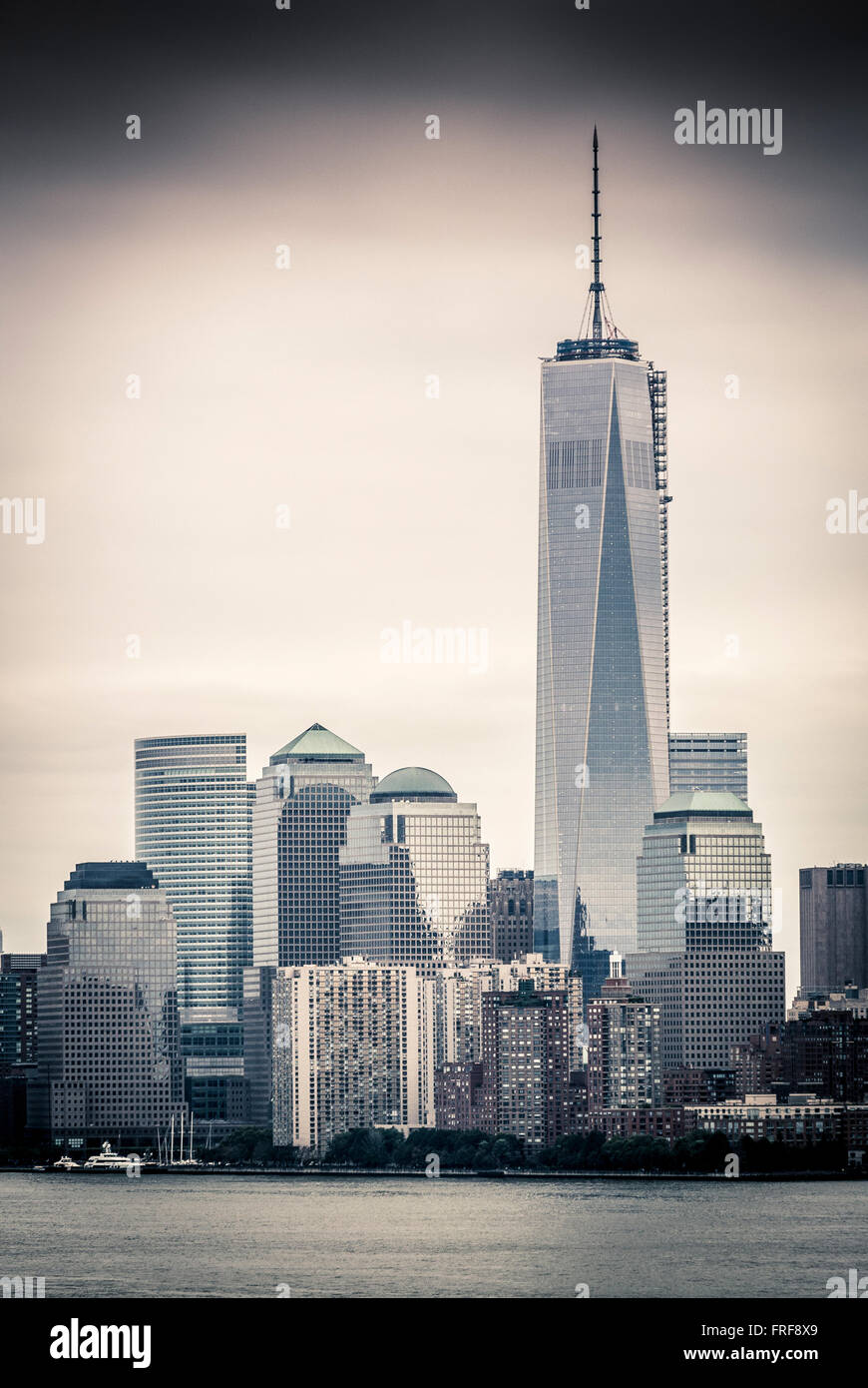 Lower Manhattan skyline vue à partir de la partie supérieure de la baie, le port de New York, USA. Banque D'Images