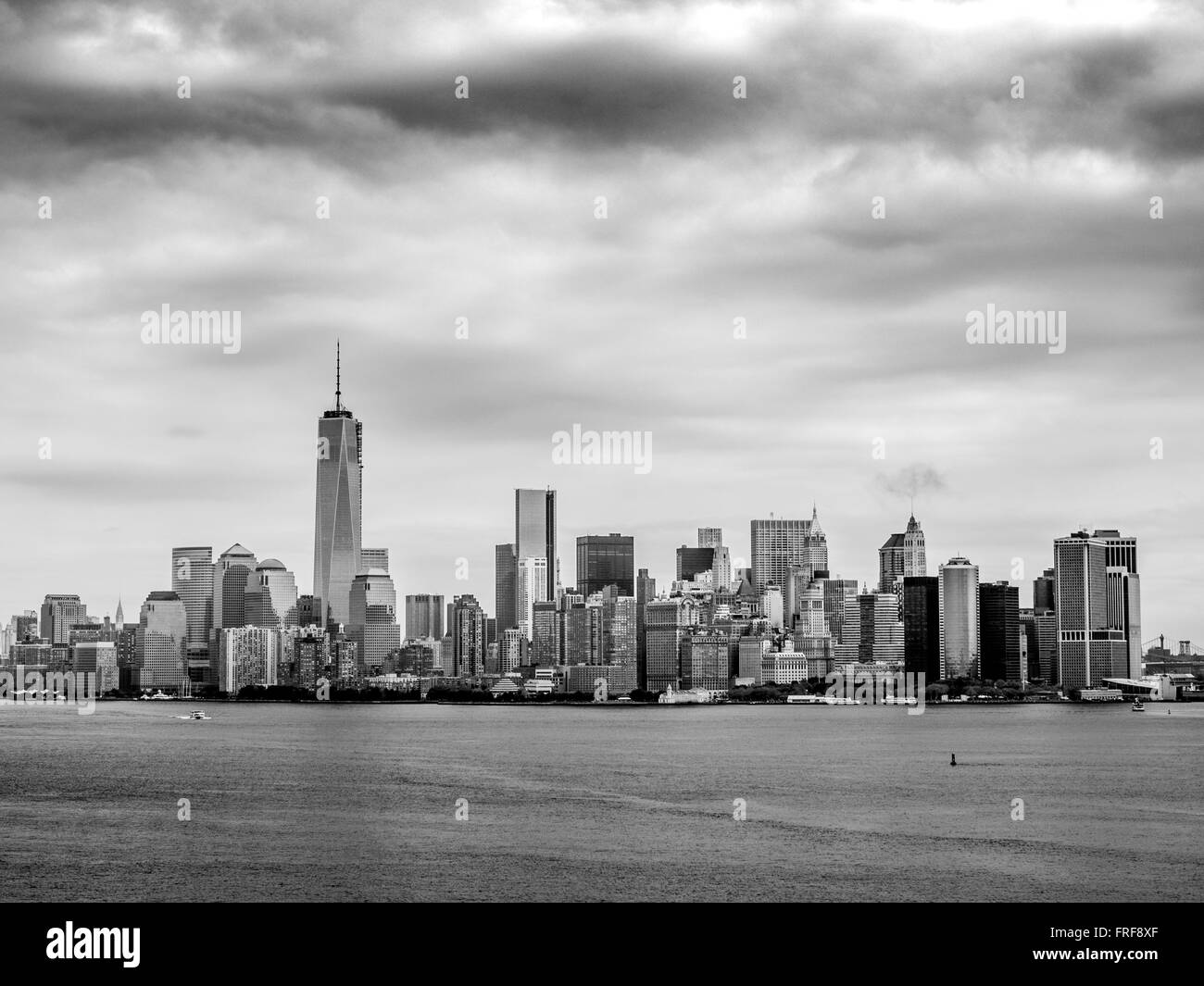 Lower Manhattan skyline vue à partir de la partie supérieure de la baie, le port de New York, USA. Banque D'Images