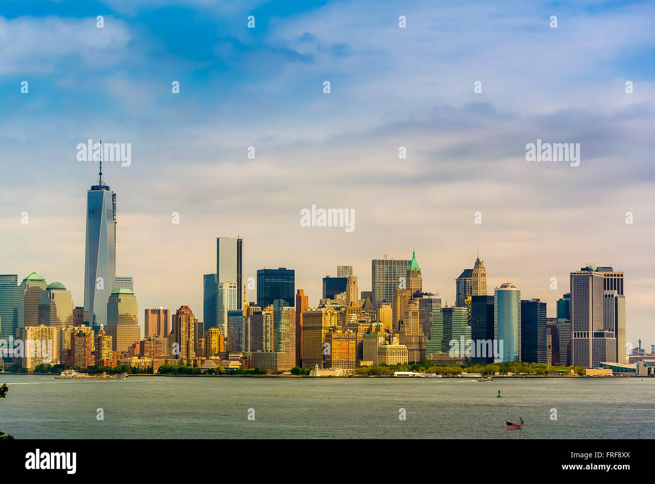 Lower Manhattan skyline vue à partir de la partie supérieure de la baie, le port de New York, USA. Banque D'Images