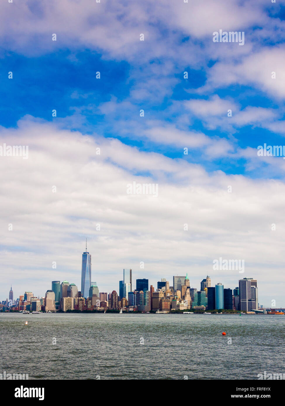 Lower Manhattan skyline vue à partir de la partie supérieure de la baie, le port de New York, USA. Banque D'Images