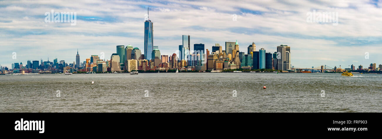 Lower Manhattan skyline vue à partir de la partie supérieure de la baie, le port de New York, USA. Banque D'Images