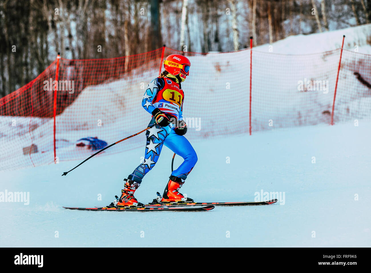 Jeune fille athlète après la fin de la descente au cours de Coupe de Russie en ski alpin Banque D'Images