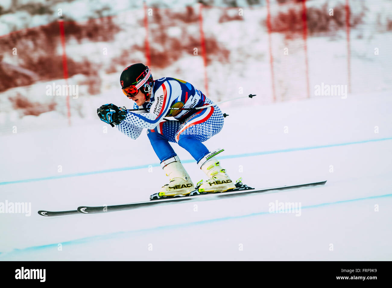 Jeune athlète masculin de Coupe de Russie au cours de la descente en ski alpin Banque D'Images
