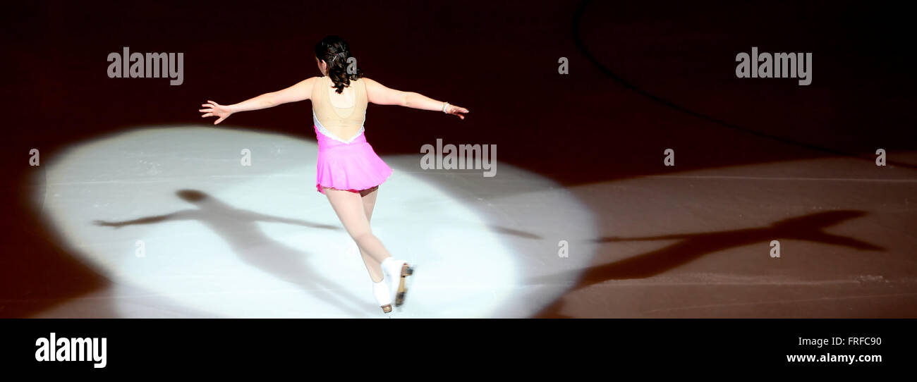 La scène féminine de patinage sur glace. Banque D'Images