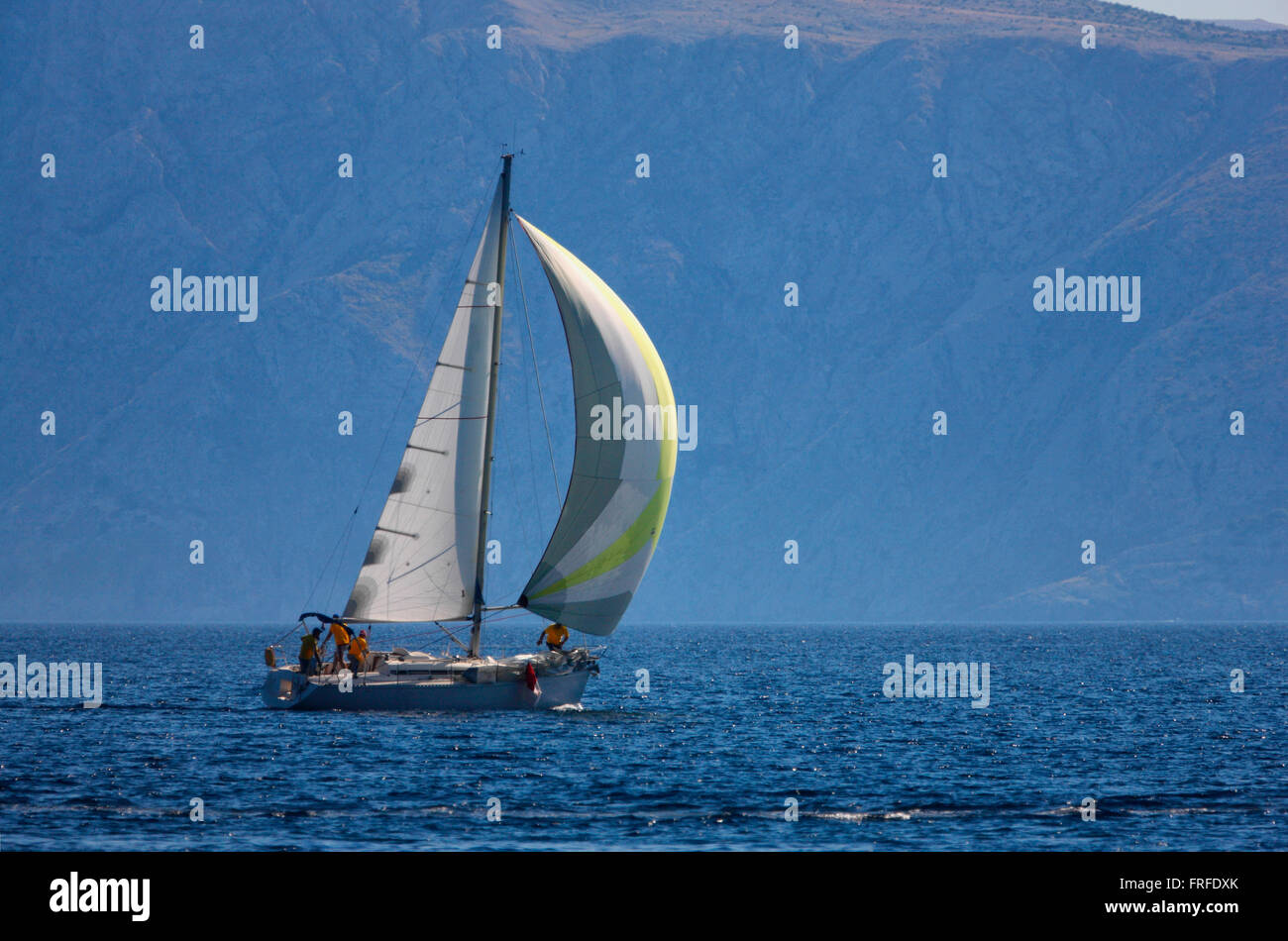 Bateau à voile navigue en Méditerranée, mer Croate Banque D'Images