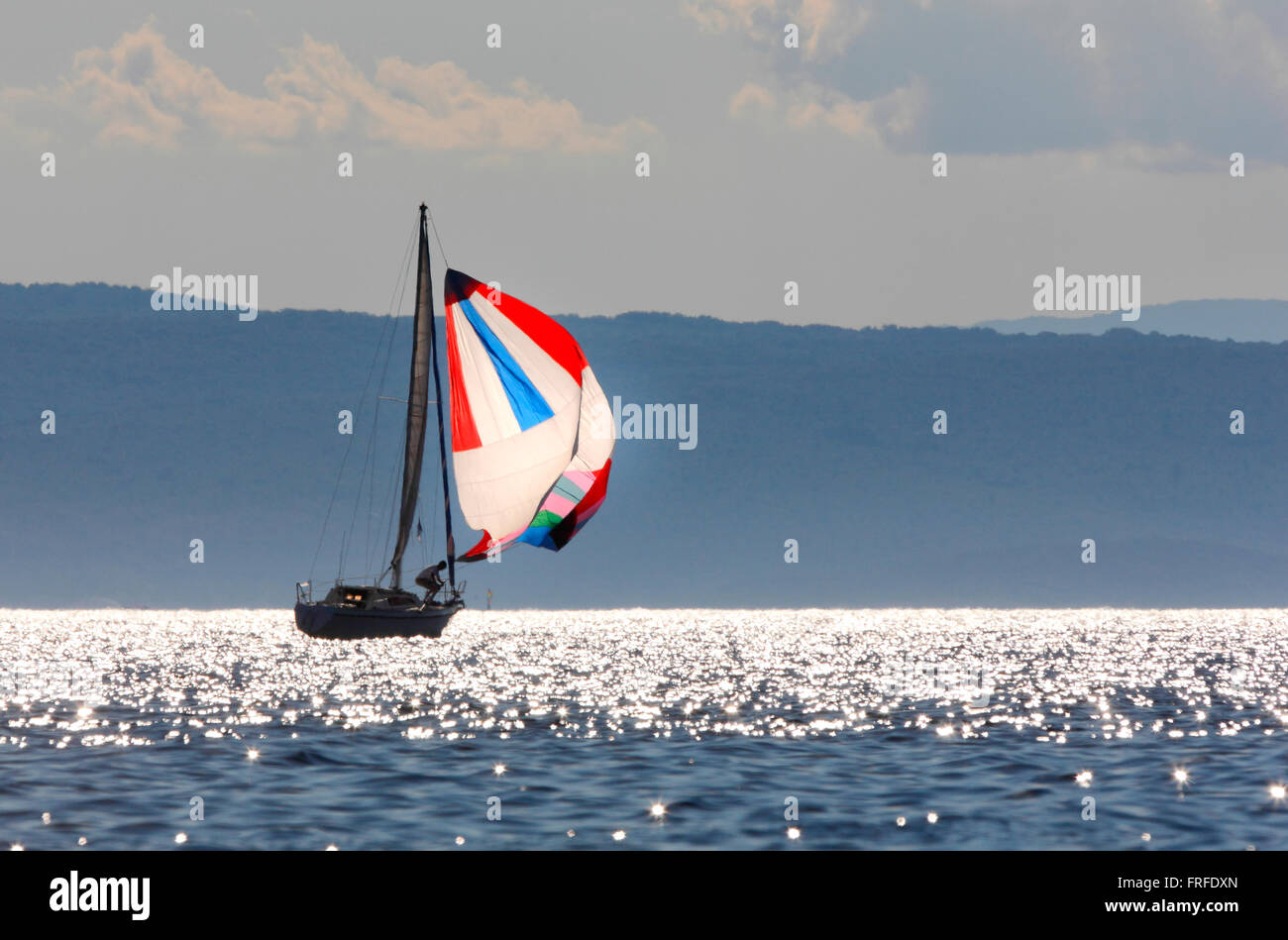 Bateau à voile navigue en Méditerranée, mer croate. Banque D'Images