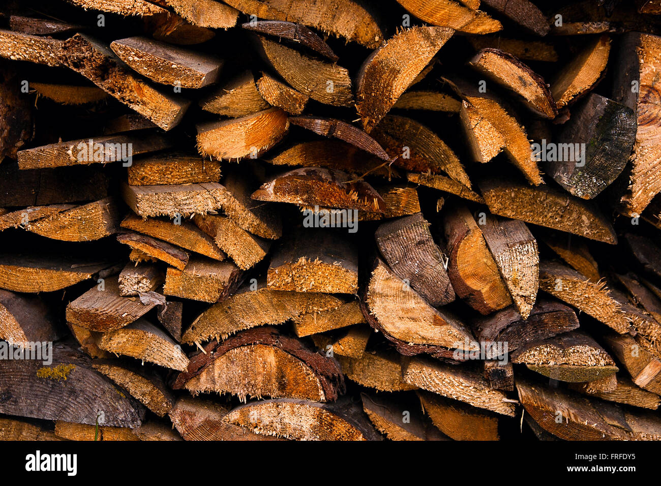 Les grumes sont empilés dans un tas. Section transversale du bois pour l'arrière-plan. Banque D'Images
