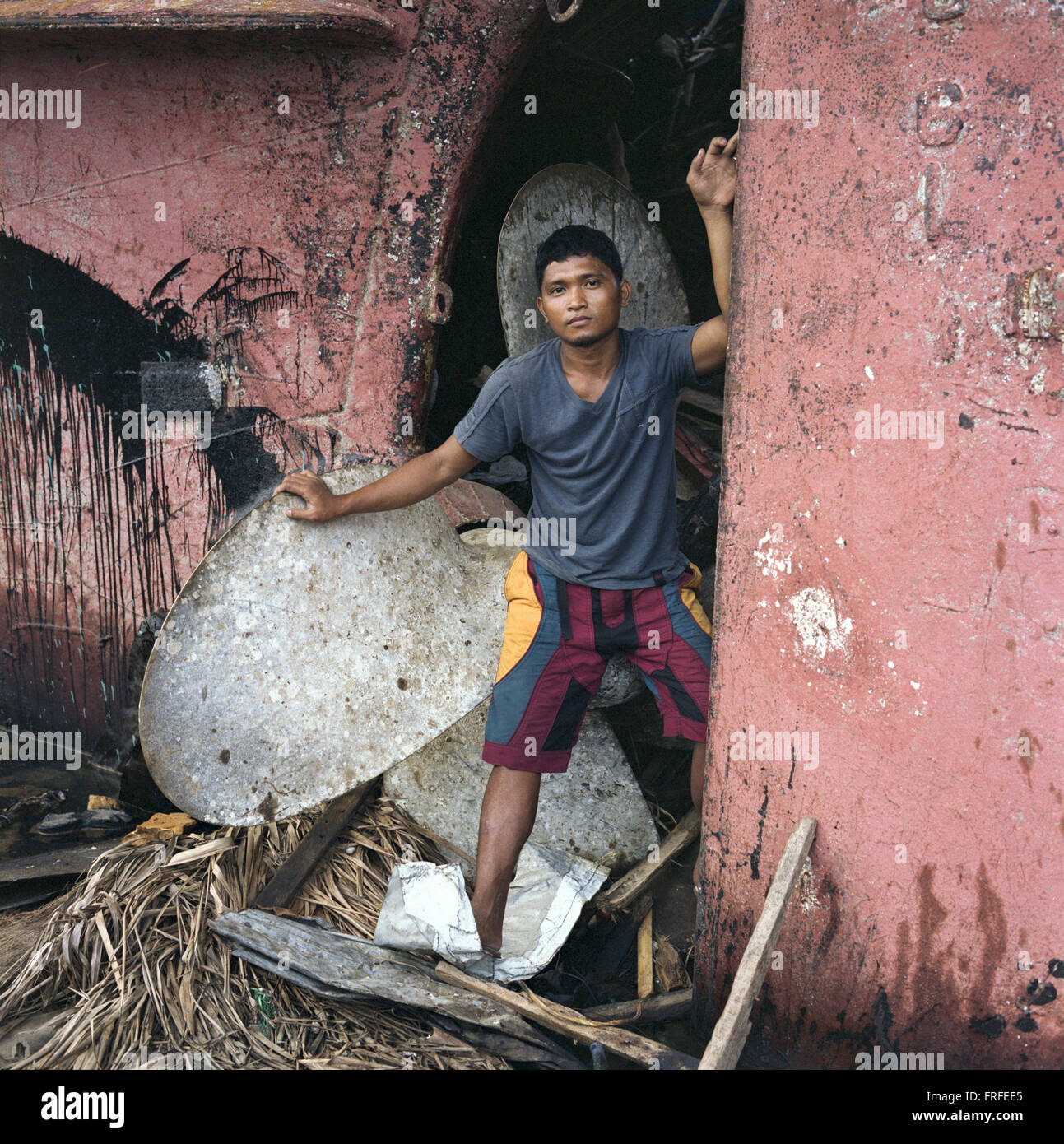 Anibong ; Tacloban, Philippines : Janvier 5, 2014 : Jason Delingon est un navire à navire, un endroit où sa maison se trouvaient Banque D'Images