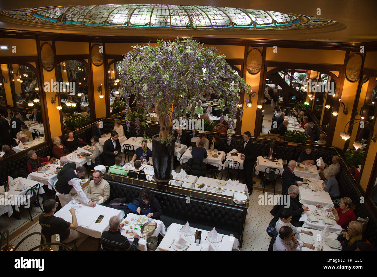 Diners appréciant le déjeuner à la Brasserie Bofinger à Paris, France Banque D'Images